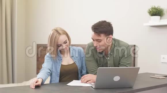一家人坐在家里研究文件视频的预览图