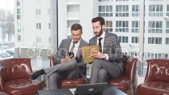 年轻的现代男人讨论新的商业策略视频的预览图