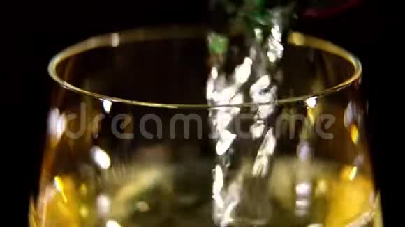 一杯香槟的宏观镜头视频的预览图