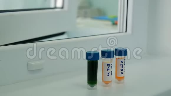 科学家病毒学家和生物学家正在实验室中的一男一女研制一种疫苗来对抗病毒视频的预览图