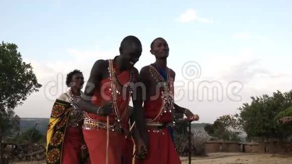 一群马赛妇女和男子从马赛马拉附近的一个村庄低角度拍摄舞蹈视频的预览图