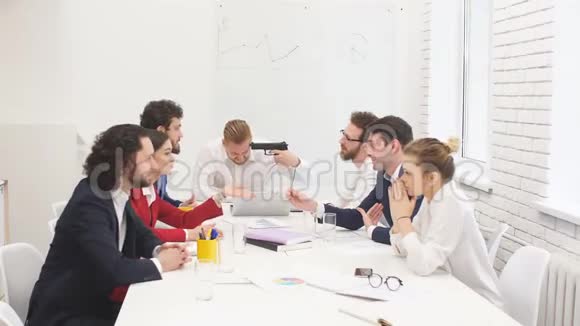 商务人士在办公室的集体会议上说脏话视频的预览图