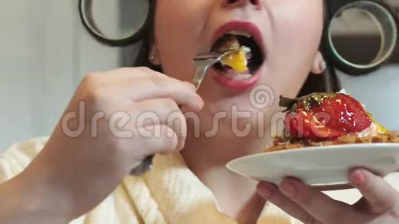 胖女孩家庭主妇吃含浆果的脂肪蛋糕特写不是健康的生活方式体重问题饮食接受视频的预览图