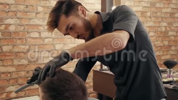 带直剃刀的理发师客户视频的预览图