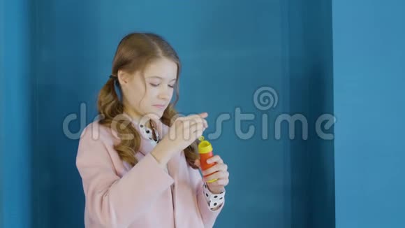 可爱的微笑女孩吹肥皂泡视频的预览图