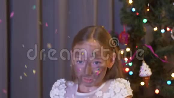 一个小女孩在被人剥削之后视频的预览图