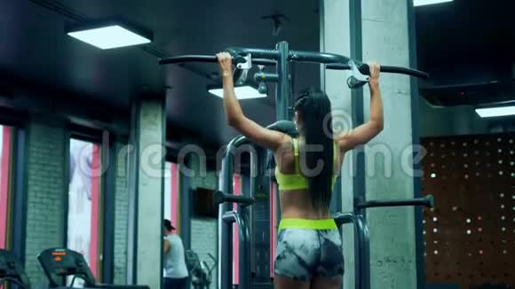 女性健美运动员在健身房的训练视频的预览图