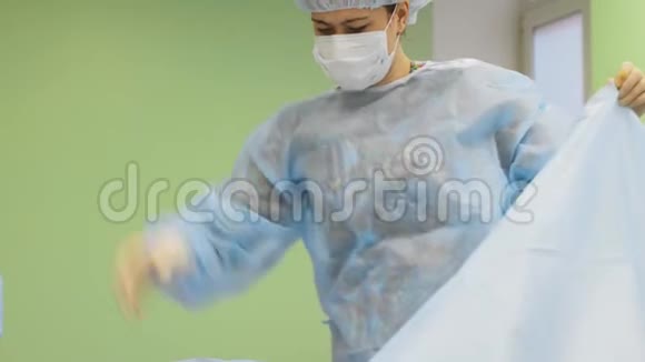 护士准备手术室在手术台上放置无菌湿巾视频的预览图