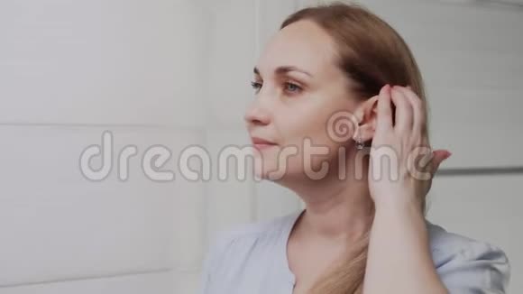 特写成年女性使用水喷雾进行皮肤保湿视频的预览图