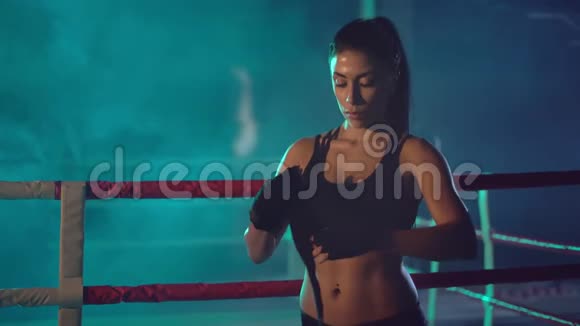 手上绑绷带的女拳击手视频的预览图