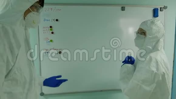 科学家生物学家们在黑板上写下了病毒动态的标记图他们讨论如何视频的预览图