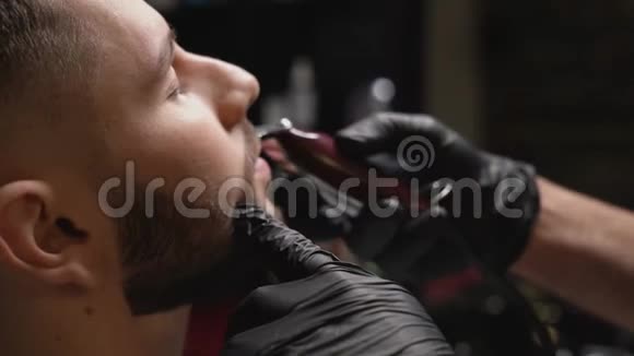 希普斯特的男客户在理发店理发视频的预览图