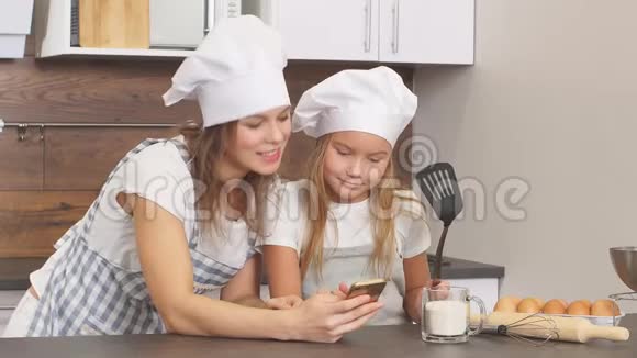 漂亮的女人和孩子要在家里烤美味的蛋糕视频的预览图