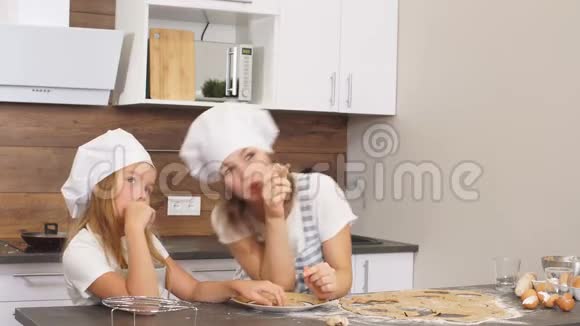 体贴的女人和女儿梦想烘焙视频的预览图