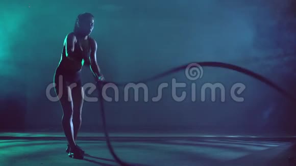 肌肉发达的黑发女人用绳子训练视频的预览图