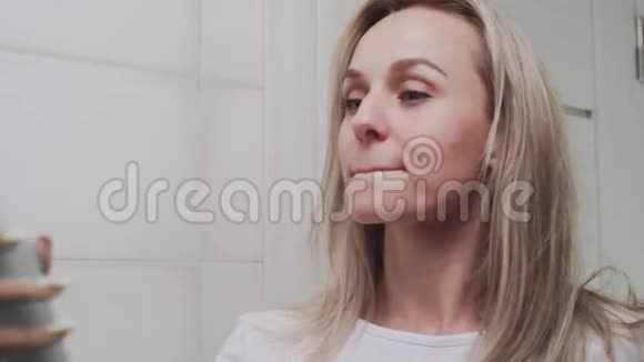 贴身女人用水喷淋皮肤补水视频的预览图