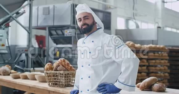 大面包店行业良好的氛围笑容满面大面包店主厨直视镜头背景视频的预览图
