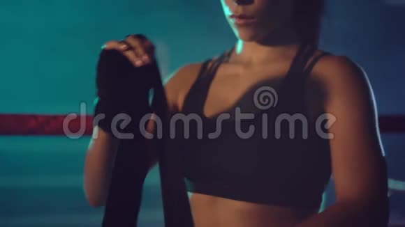 手上绑绷带的女拳击手视频的预览图