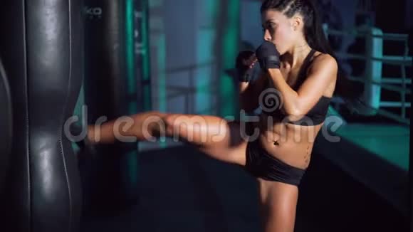 穿着运动绷带打拳击袋的女人视频的预览图