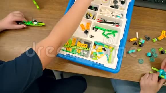 孩子们在桌子上用建筑工具包视频的预览图