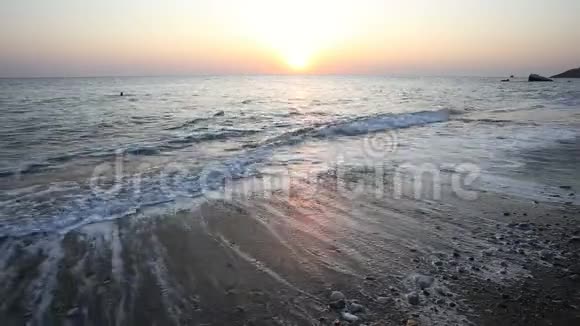 日落时海浪在海滨翻滚视频的预览图