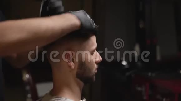 专业理发师用凝胶为客户做发型视频的预览图