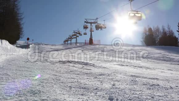 缆车把滑雪者抬上一个空的滑雪斜坡视频的预览图