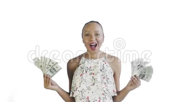 满意高兴兴奋非洲裔美国妇女展示钱说我的上帝在白色背景白色礼服与视频的预览图