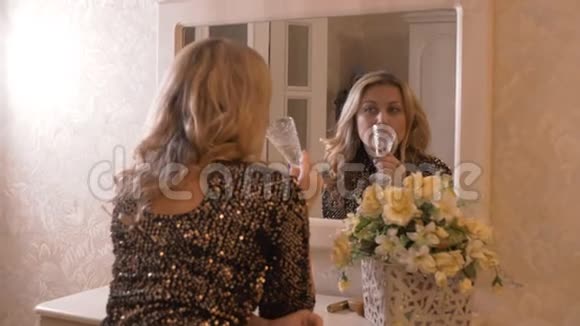 带着诱惑的女人喝着香槟看着镜子视频的预览图