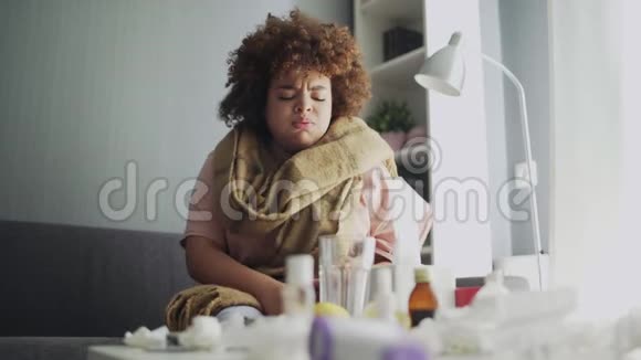 生病的非裔美国女孩用湿巾吹鼻子视频的预览图