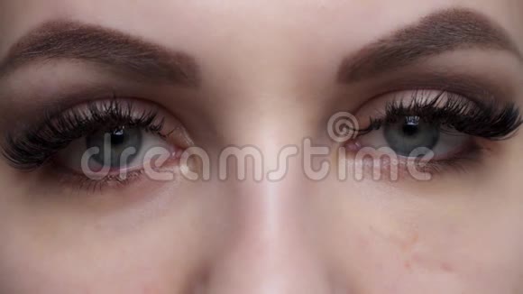 睫毛延长程序长着蓝色睫毛的女人眼效果特写选择性聚焦视频的预览图