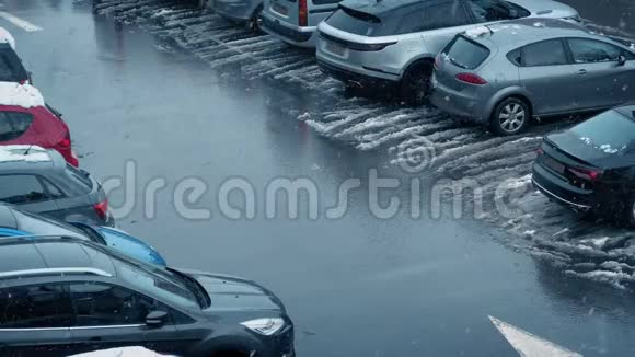 降雪时汽车在停车场行驶视频的预览图