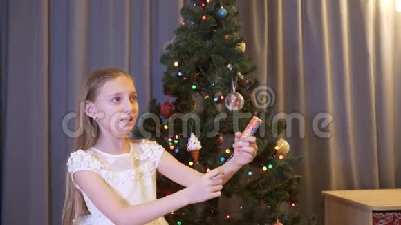 圣诞节那天被吓坏的小女孩在屋里和饼干打视频的预览图