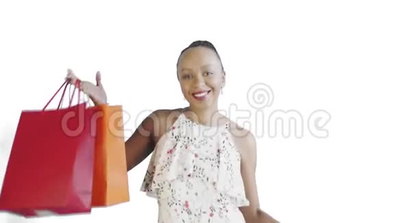 美国黑人妇女的肖像正在工作室的白色背景上用购物袋跳舞幸福的女人视频的预览图
