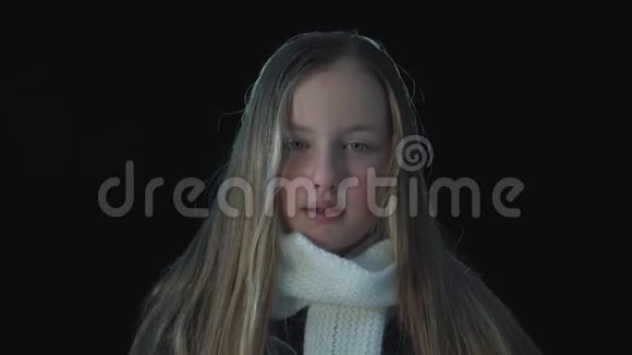 生病的女孩戴着医疗面罩一个生病的女孩的肖像戴着黑色面具视频的预览图