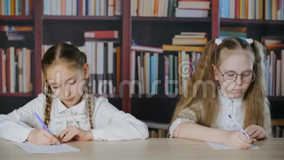 重点是女生写作考试和课堂作弊视频的预览图