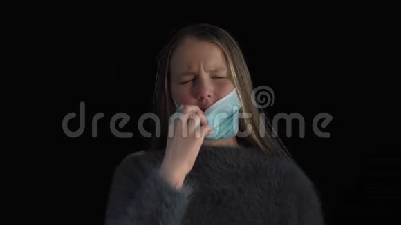 一个可爱的生病的女孩吃了一颗药丸用一杯水喝了它女孩咳嗽视频的预览图