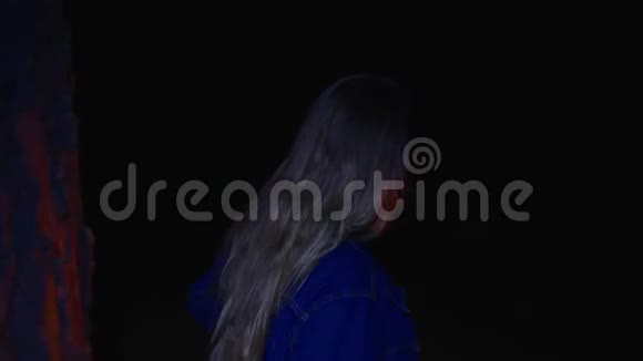 夜晚女孩手持油灯在黑暗的森林散步视频的预览图