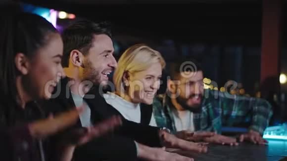 在酒吧里享受晚上的时光他们开始喝鸡尾酒感到兴奋从而团聚视频的预览图