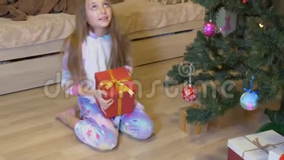 可爱的小女孩在家开圣诞礼物视频的预览图