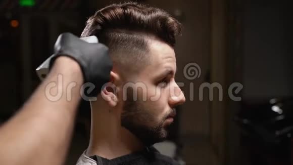理发店换发的帅哥画像视频的预览图