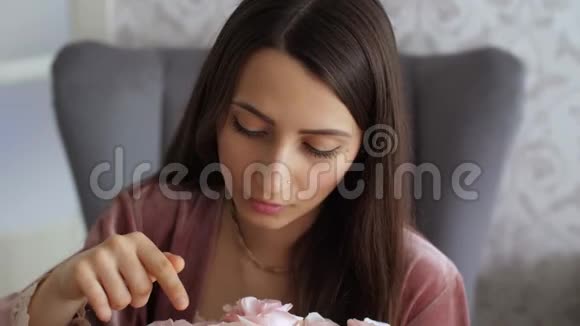 女人在花束里数花视频的预览图