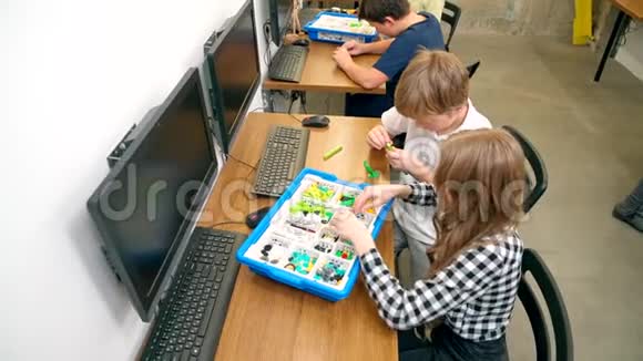 孩子们用建筑套件制作机器人视频的预览图