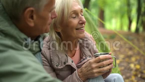 尊贵的老年妇女和丈夫在森林里休息视频的预览图