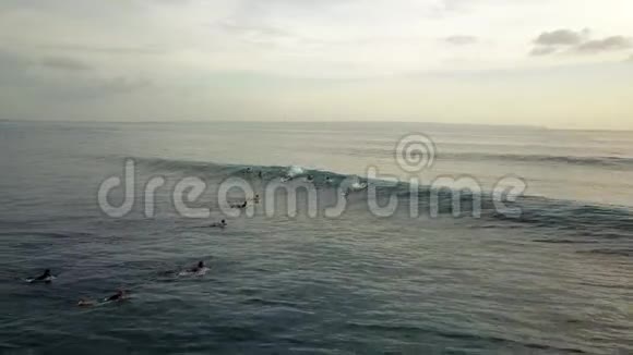 在巴厘岛的无人机镜头里冲浪视频的预览图