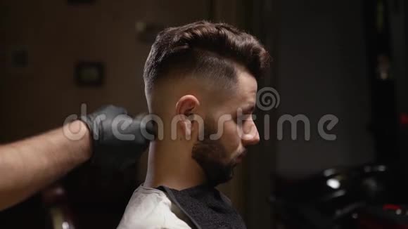 现代沙龙理发师理发的侧景视频的预览图