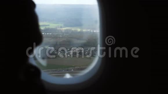 在飞行过程中旅客从飞机窗口的座位上观看美丽的空中风景的特写剪影视频的预览图