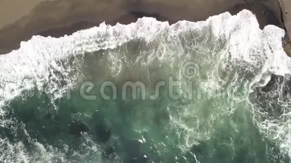 飞越乌卢瓦图海岸视频的预览图