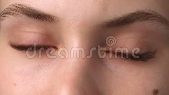 睫毛延伸手术女人的眼睛有长长的蓝色睫毛效果特写选择性聚焦视频的预览图