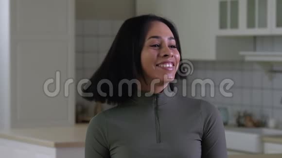快乐的黑人女人在室内笑视频的预览图